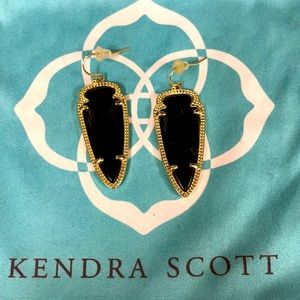 Black small drop earrings framed in gold